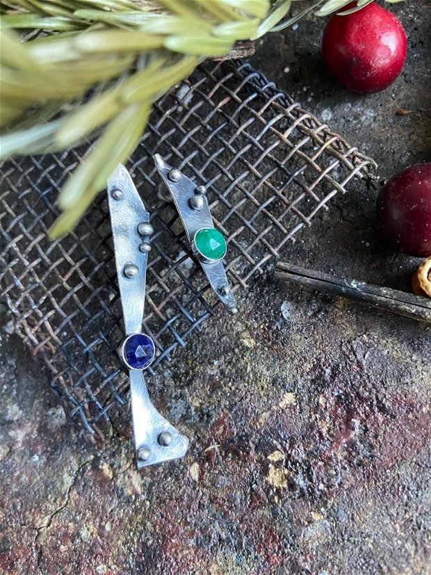 Cercei asimetrici, cu tija din argint reticulat, partial oxidat, bobite, smarald si safir