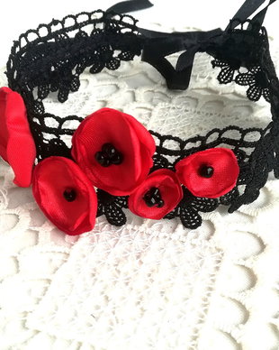 Chocker dantela neagra si buchet de maci rosii