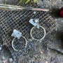 Cercei asimetrici, cu tija din argint reticulat, partial oxidat si cerculete