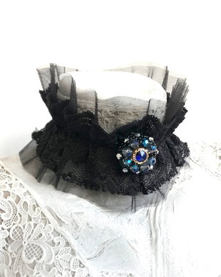 Chocker cu accesoriu din cristale albastre・Cristale si margele fatetate・Colier cu cristale・Colier broderie