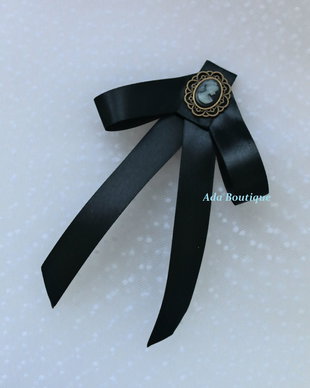 Jabou din saten negru cu aplicatie camee