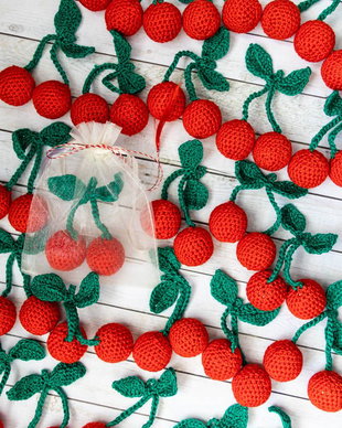 Martisor "Cirese crosetate"