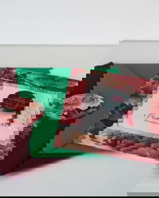 Martisor - brosa, lucrat si pictat manual cu plic si felicitare - Model 4 - Bujor