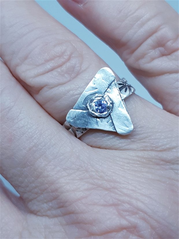 Inel unicat, din argint pur, cu platou triunghiular si cubic zirconia roz lila