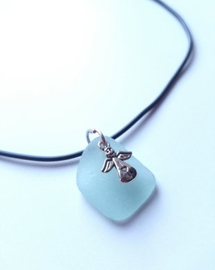 Colier negru cu sticla de mare bleu (sea glass) cu inger
