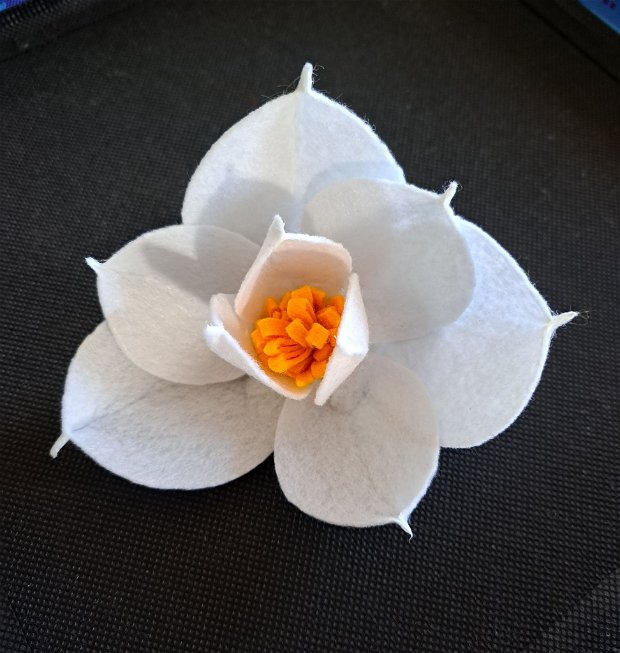 Brosa White flower fetru