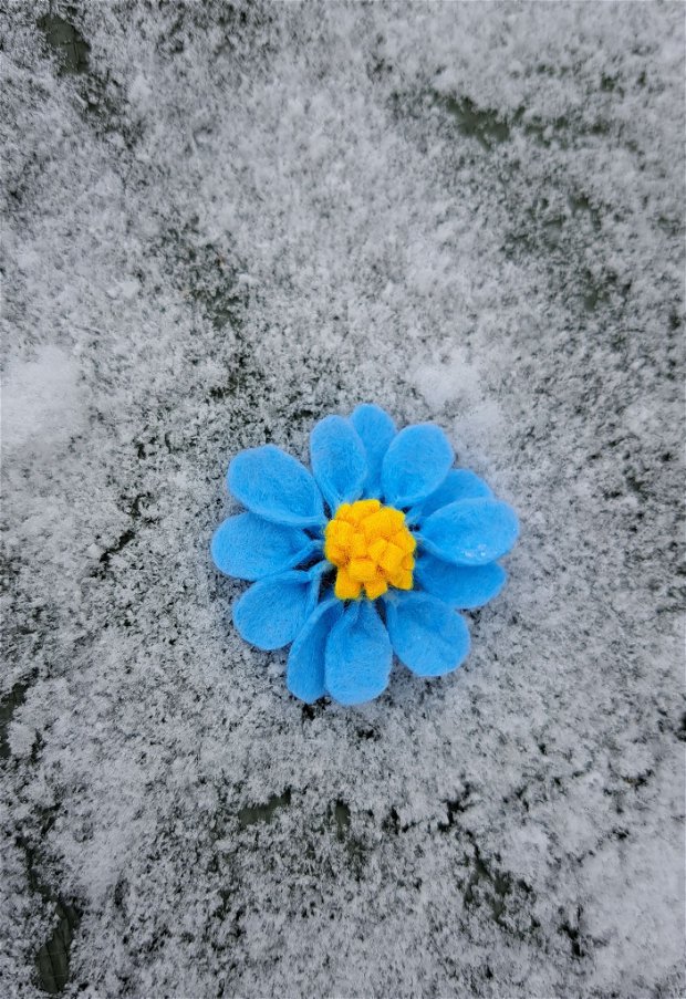 Mini brosa fetru Blue flower