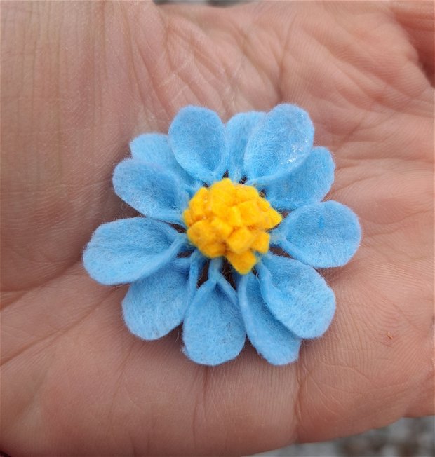 Mini brosa fetru Blue flower