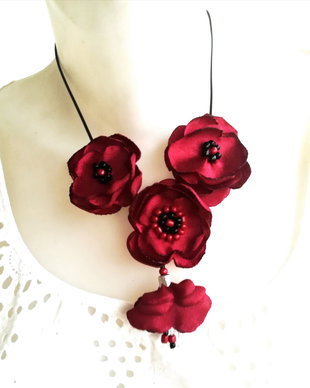 colier buchet de flori grena