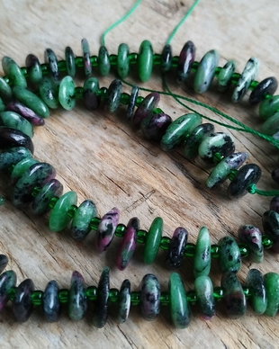 Sirag rubin zoisite, 41 cm