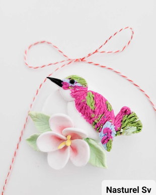 Brosa martisor: Pasăre și flori de măr