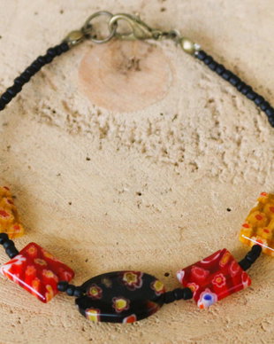 Bratara handmade din margele de nisip si margele millefiori murano