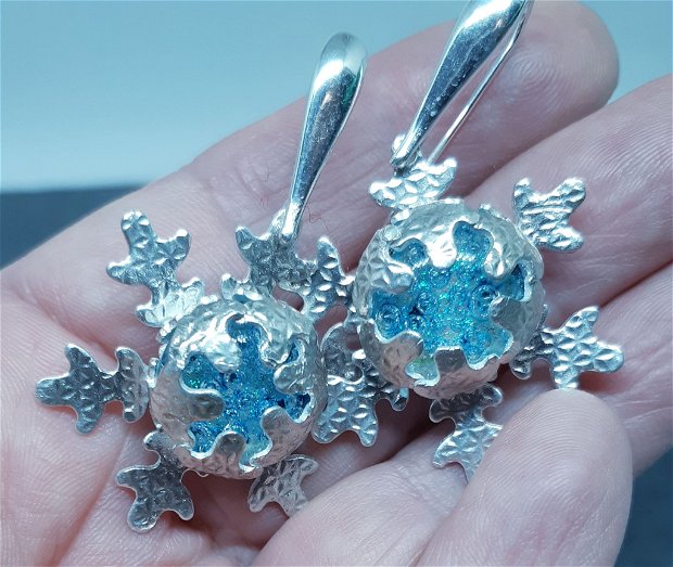 Cercei unicat, atarnatori, in forma de fulgi de zapada texturati, din argint pur cu cabochoane de sticla dicroica bleu, cu bule