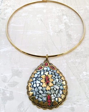 Pandantiv Nepalez sidef alb & coral rosu MARTISOR