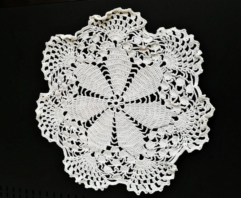 mileu alb crosetat manual cu 7 rozete  , 22 cm