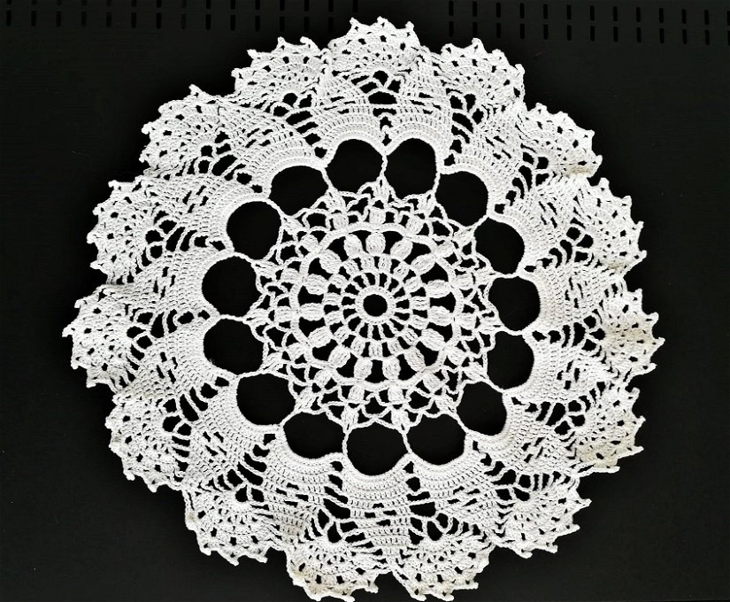 mileu alb crosetat manual multirozete  , 22 cm