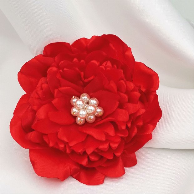 Broșă - Floarea roșie din perle