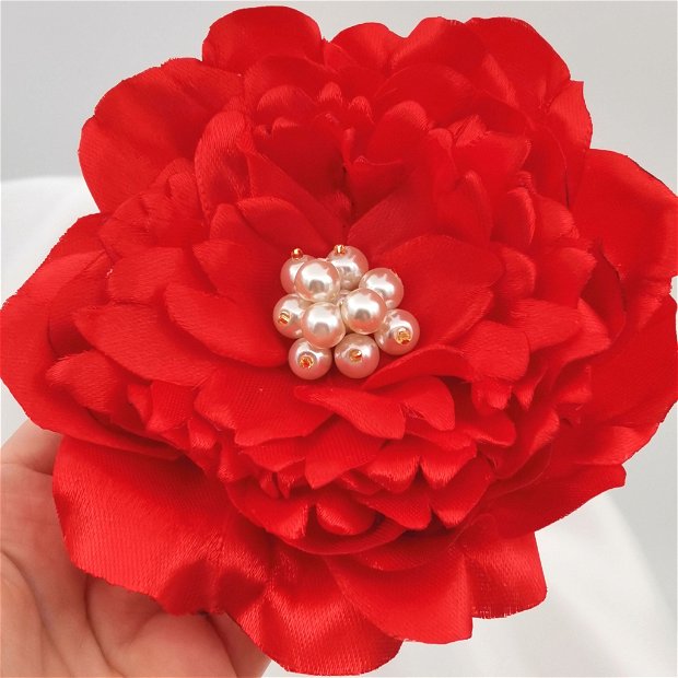 Broșă - Floarea roșie din perle