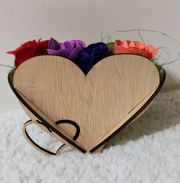 Cutie de lemn in forma de inima cu trandafiri artificiali