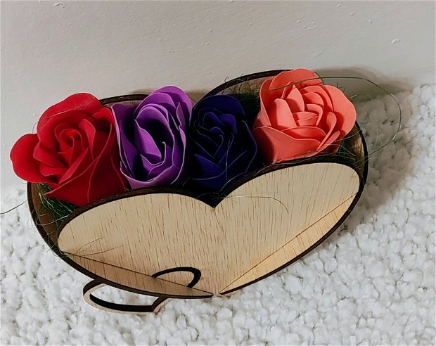 Cutie de lemn in forma de inima cu trandafiri artificiali