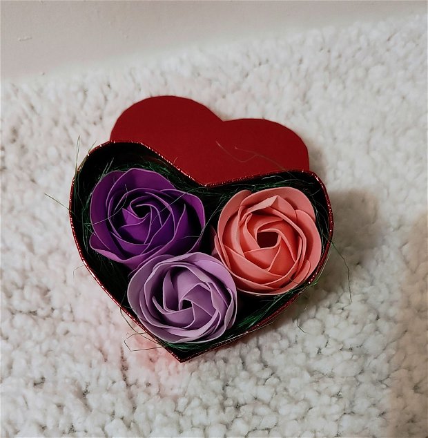 Cutie de carton decorată cu trandafiri artificiali