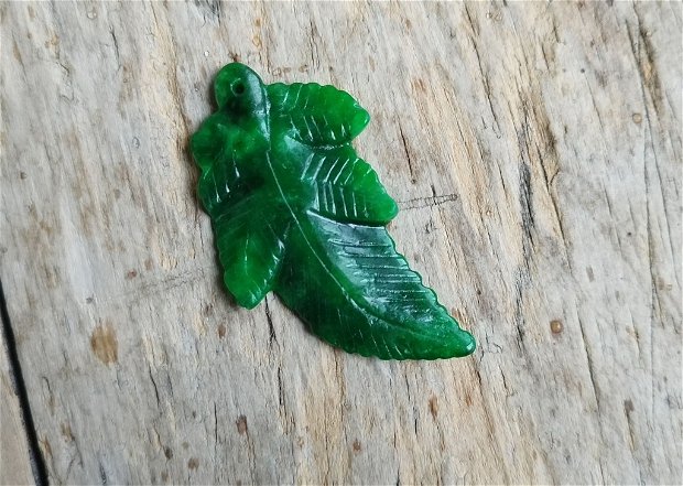 Pandantiv frunza jad verde, 50x30 mm
