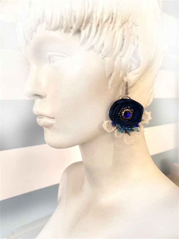 Cercei statement cu floare albastra・Cercei fabulosi・Cercei handmade cu cristale・Cercei delicati