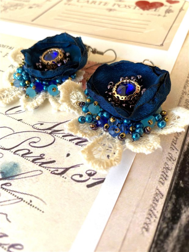 Cercei statement cu floare albastra・Cercei fabulosi・Cercei handmade cu cristale・Cercei delicati