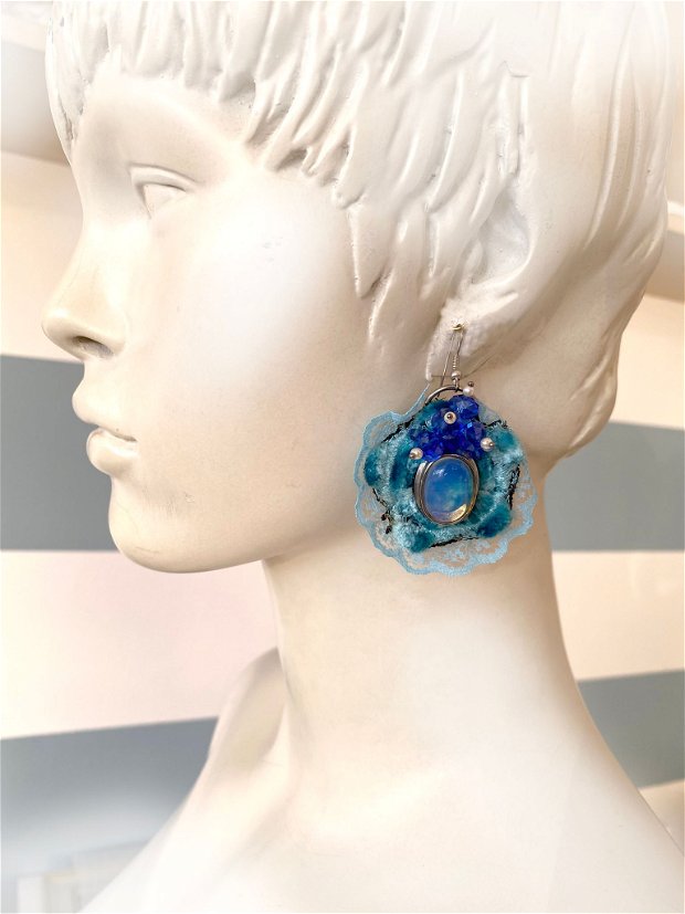 Cercei statement albastru ceruleum・Cercei fabulosi・Cercei handmade cu cristale・Cercei delicati