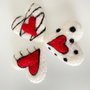 White, red & black-Brose inimioare din lana impaslita