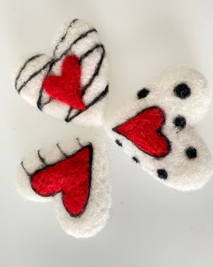 White, red & black-Brose inimioare din lana impaslita