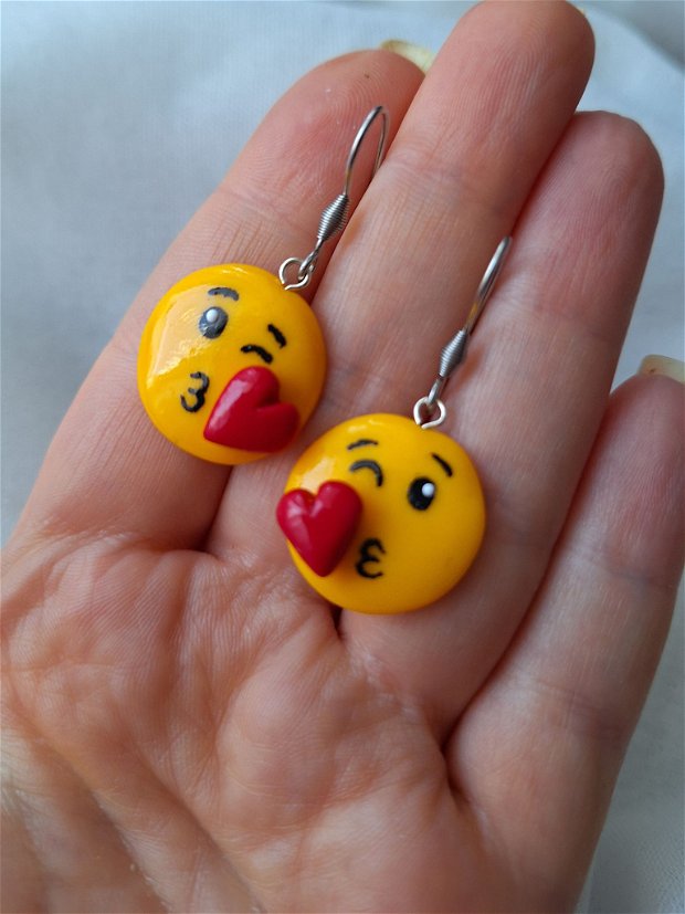 Cercei Kiss Emoji