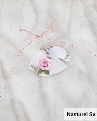 Brosa martisor: Ie cu trandafiri