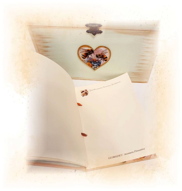 Set cadou, format din carte personalizata cu coperti din lemn si cufar 30x20x18 cm, tema albinute, vernil