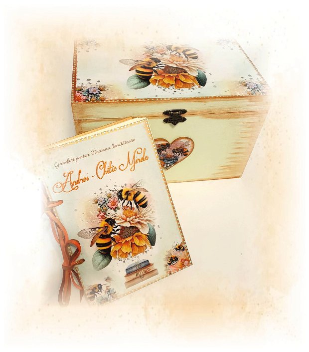Set cadou, format din carte personalizata cu coperti din lemn si cufar 30x20x18 cm, tema albinute, vernil