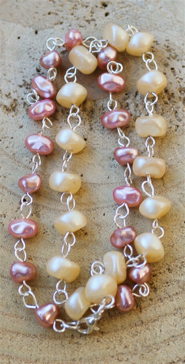 Colier handmade din perle de sticla ivoire si roz