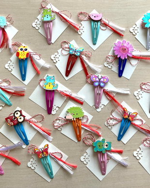 Martisor, clama de par cu figurine din lemn