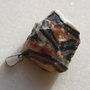 Pandantiv din jasper brut aprox 17x22x30 mm cu agatatoarea metalica