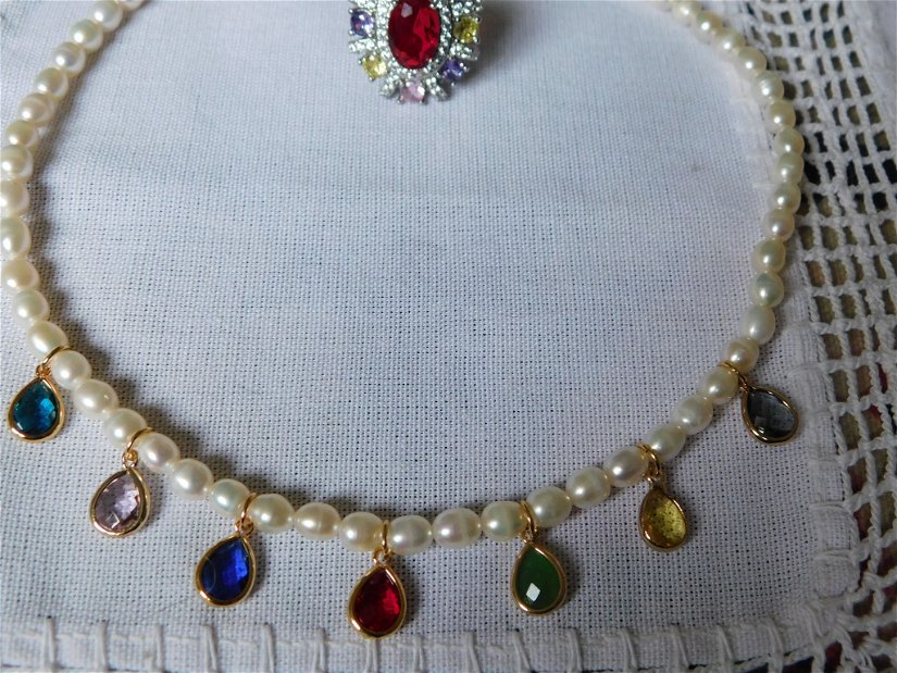 Colier nou perle  cultura ,   elemente  cristale   zirconiu multicolore ,   inel asortat  in aceleasi culori