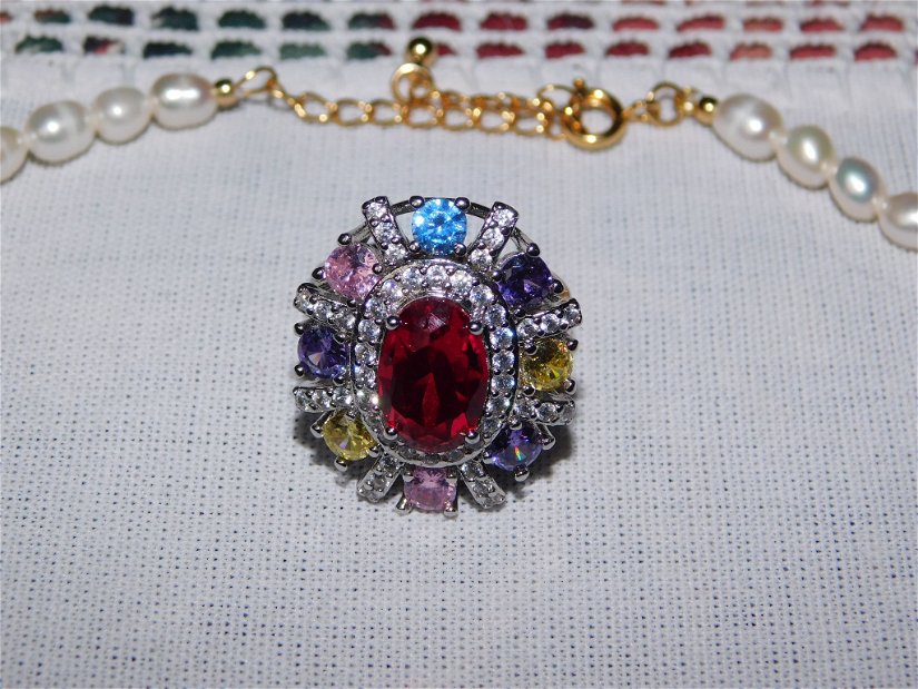 Colier nou perle  cultura ,   elemente  cristale   zirconiu multicolore ,   inel asortat  in aceleasi culori