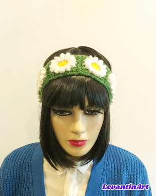 Bentita verde cu margarete 3D albe. Bentita cu flori. Bentita pentru par. Cordeluta elastica lucrata manual. Orice culoare.LA COMANDA