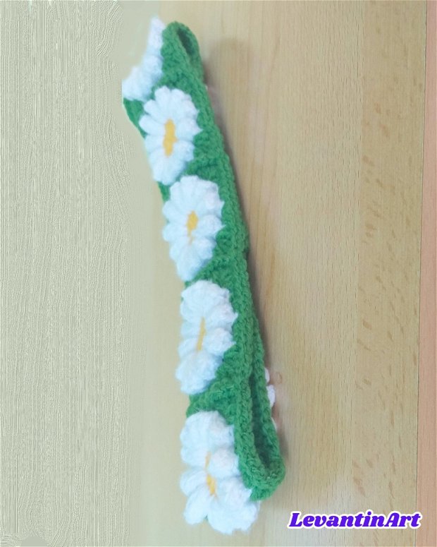 Bentita verde cu margarete 3D albe. Bentita cu flori. Bentita pentru par. Cordeluta elastica lucrata manual. Orice culoare.LA COMANDA