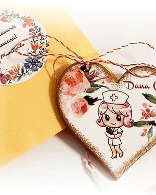 Martisor personalizat din lemn pentru medic / asistenta