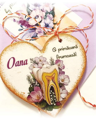 Martisor personalizat din lemn pentru medic stomatolog / dentist