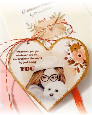Martisor personalizat, fata si catel