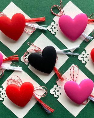 Martisor, brosa inimioara din rasina, marime 3,5 cm