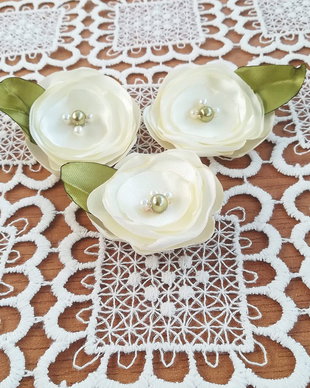 martisor brosa  floare satinata ivoire oliv