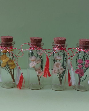 Martisor in sticluta cu flori uscate