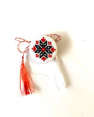 Brosa - martisor cu broderie tradițională