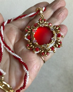 Colier cu caboson rosu-luna soft-brodat cu margele albe,rosii, aurite